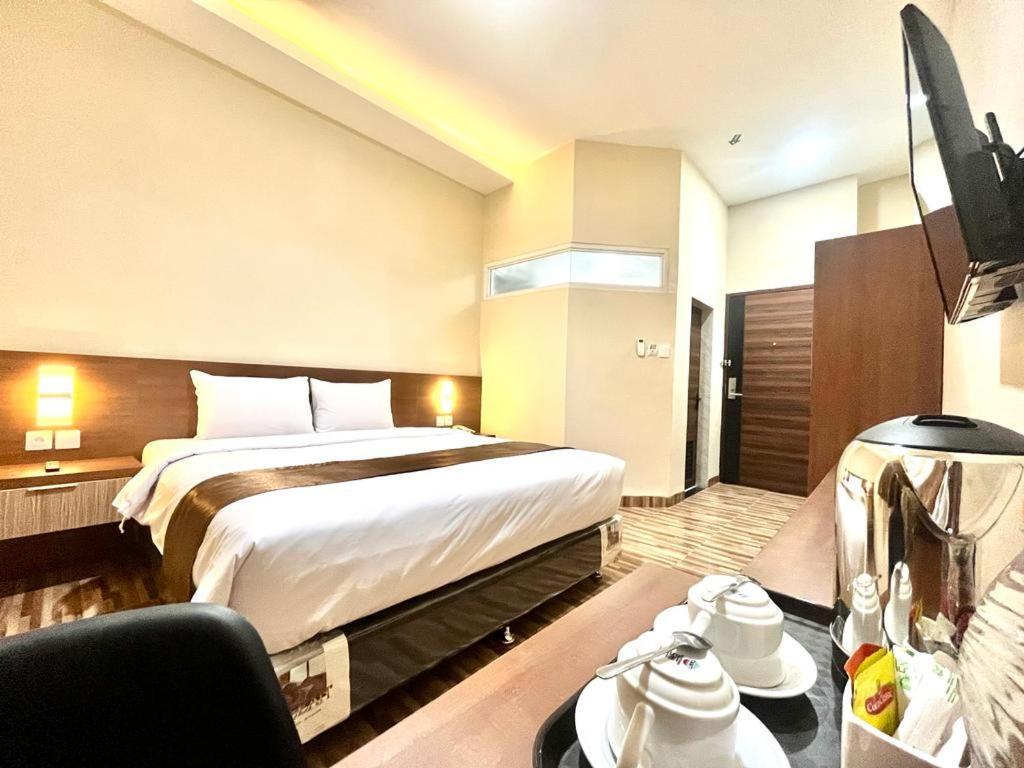 T Hotel Kualanamu Lubukpakam Esterno foto