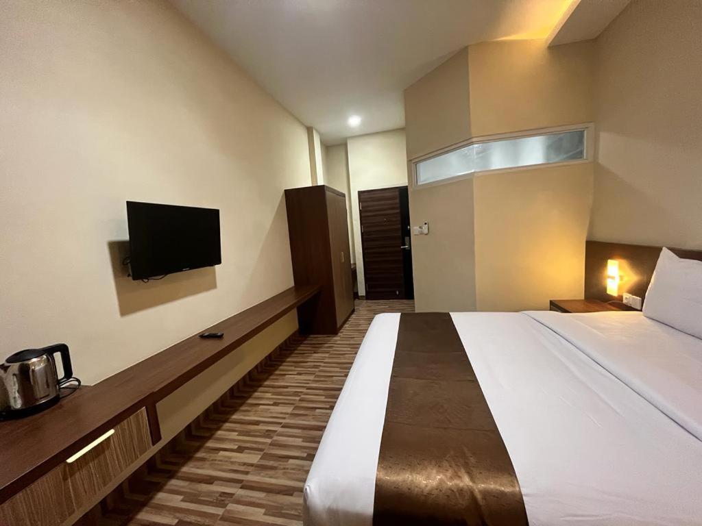 T Hotel Kualanamu Lubukpakam Esterno foto