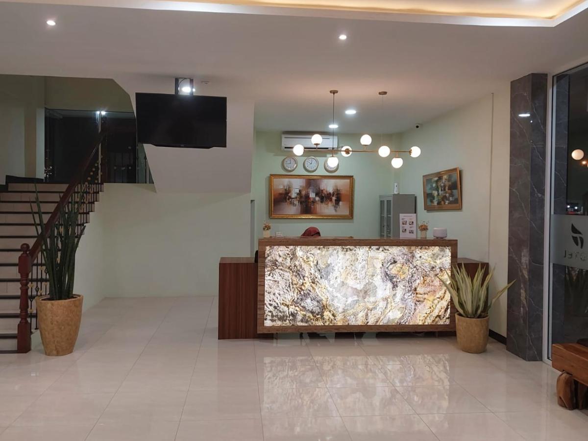 T Hotel Kualanamu Lubukpakam Esterno foto