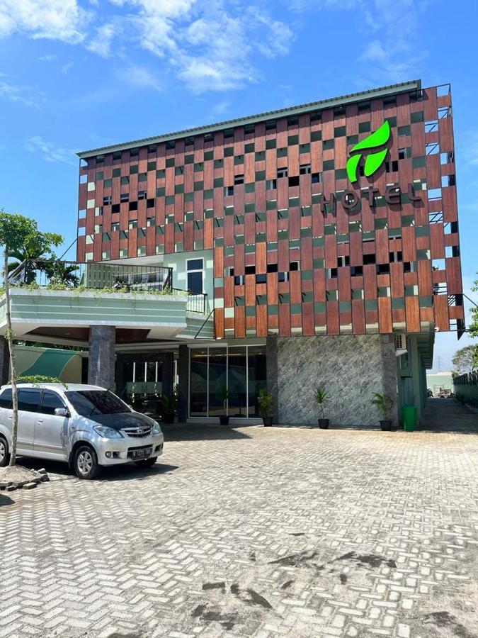 T Hotel Kualanamu Lubukpakam Esterno foto