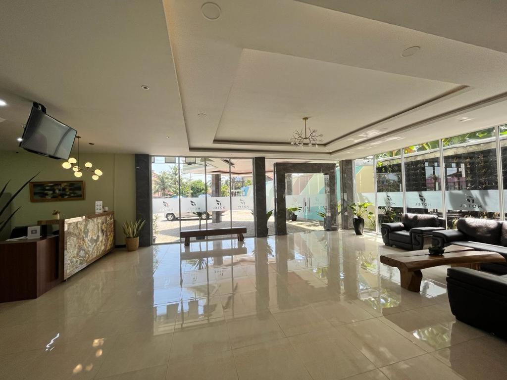 T Hotel Kualanamu Lubukpakam Esterno foto